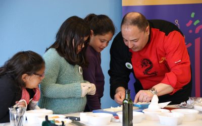 Chef Eduardo Sánchez con niñas cocinando