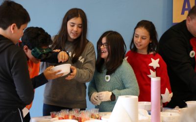 Niños preparando macedonias