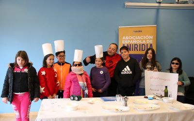 Niños posando con chef Eduardo Sánchez